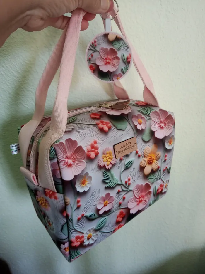 Bolsa floral em relevo feita à mão no Ateliê Vívian Artesanatos