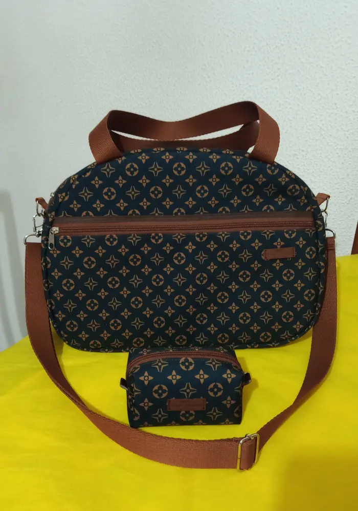 Bolsa + necessaire monograma — peça artesanal do Ateliê Vívian Artesanatos