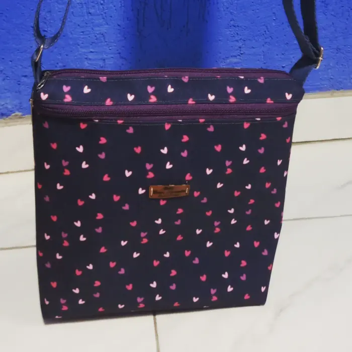 Bolsa transversal corações — peça artesanal do Ateliê Vívian Artesanatos