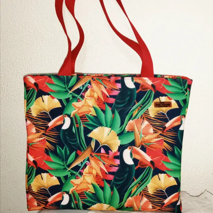Bolsa tropical tucano — peça artesanal do Ateliê Vívian Artesanatos