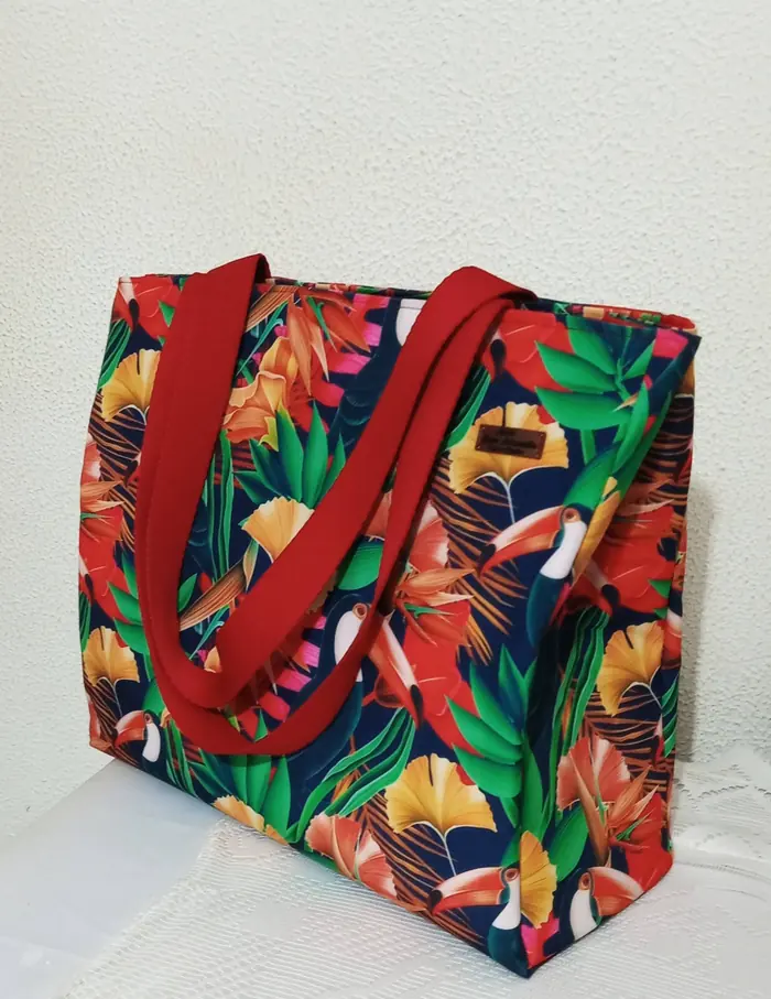 Bolsa tropical alças vermelhas — peça artesanal do Ateliê Vívian Artesanatos