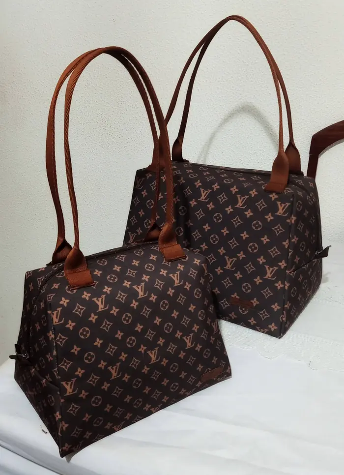 Bolsas monograma em dois tamanhos — peça artesanal do Ateliê Vívian Artesanatos