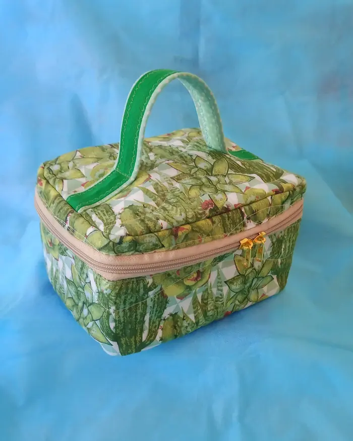 Frasqueira floral verde — peça artesanal do Ateliê Vívian Artesanatos