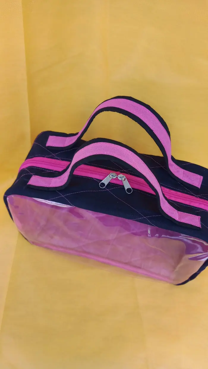 Frasqueira transparente rosa — peça artesanal do Ateliê Vívian Artesanatos