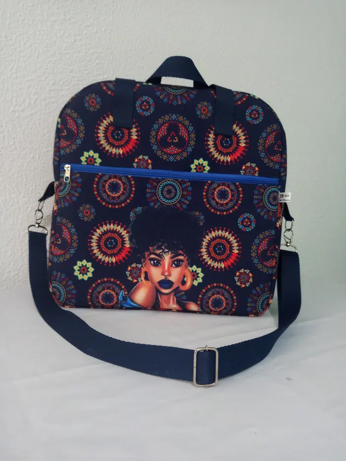 Mochila afro mandala — peça artesanal do Ateliê Vívian Artesanatos