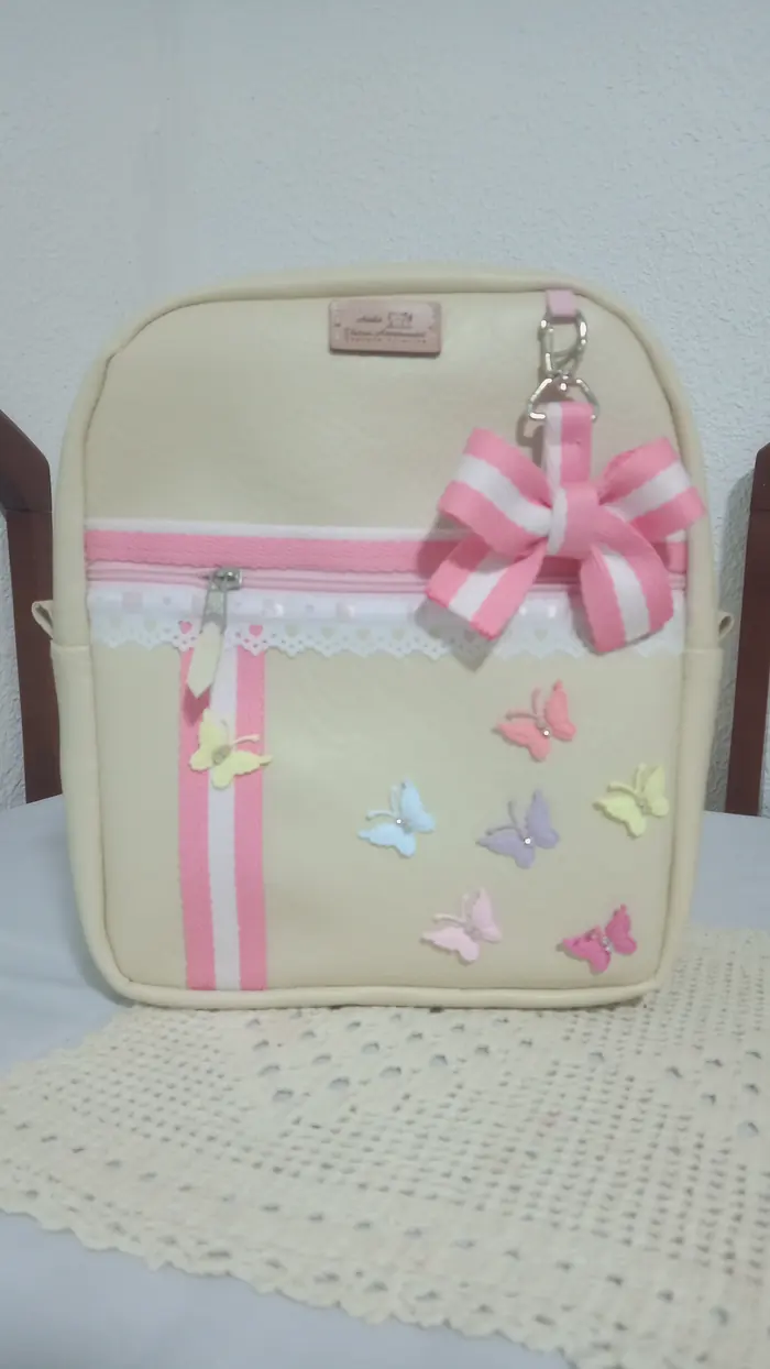 Mochila bege com borboletas — peça artesanal do Ateliê Vívian Artesanatos