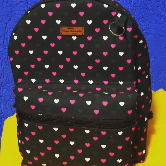 Mochila corações — peça artesanal do Ateliê Vívian Artesanatos