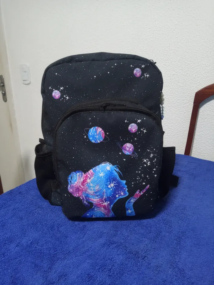 Mochila galáxia — peça artesanal do Ateliê Vívian Artesanatos