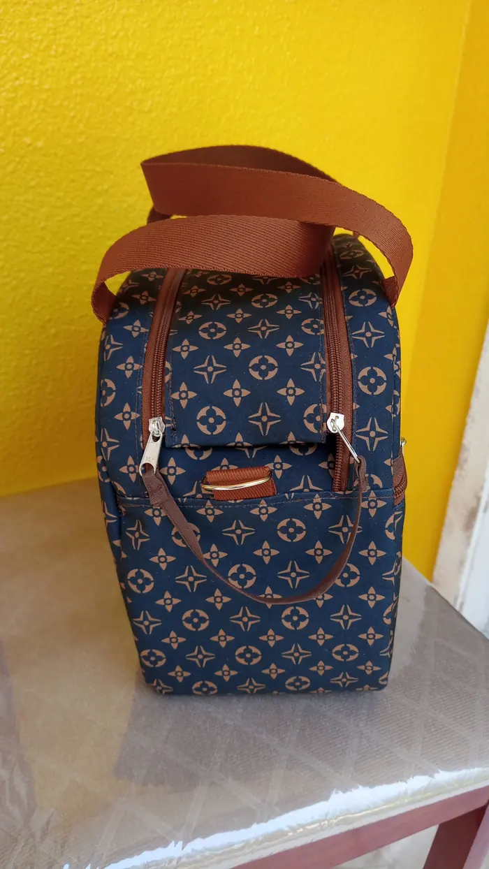 Mochila monograma azul — peça artesanal do Ateliê Vívian Artesanatos