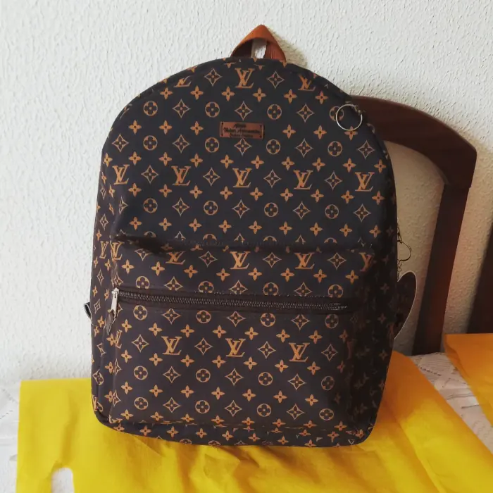 Mochila monograma marrom — peça artesanal do Ateliê Vívian Artesanatos