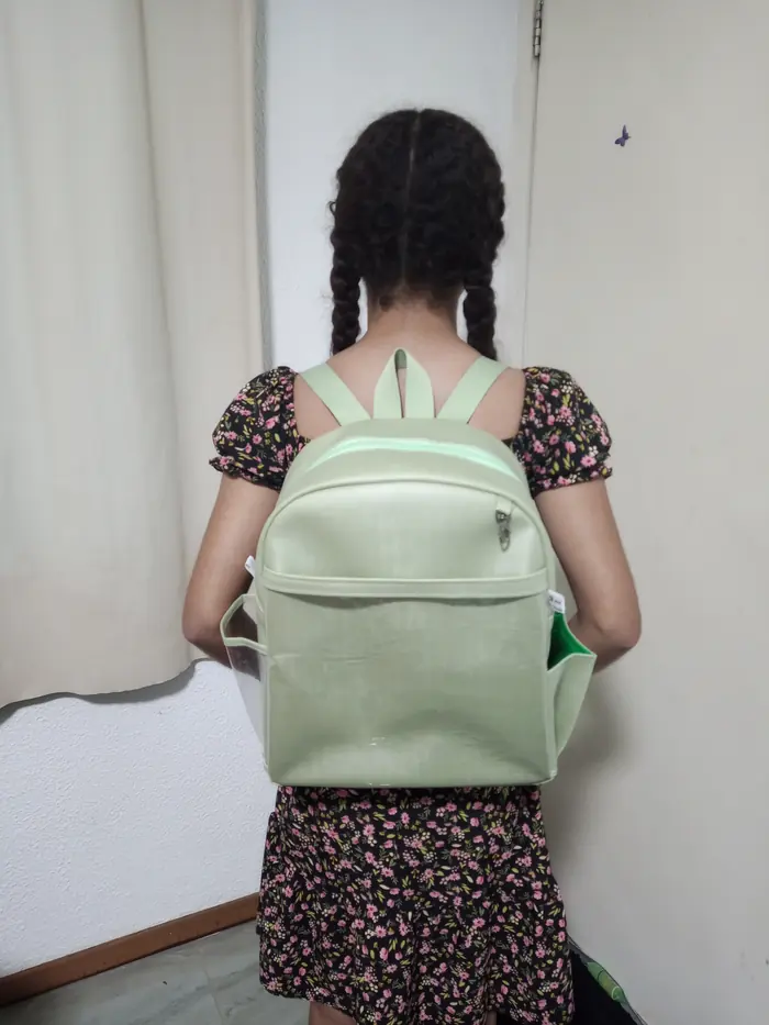Mochila verde menta em uso — peça artesanal do Ateliê Vívian Artesanatos