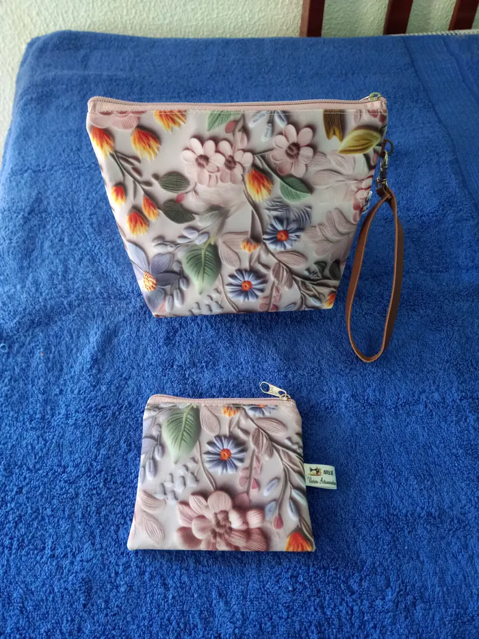 Necessaire + carteira floral — peça artesanal do Ateliê Vívian Artesanatos