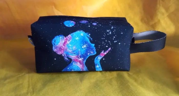Necessaire galáxia — peça artesanal do Ateliê Vívian Artesanatos