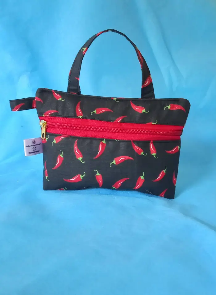 Necessaire pimentinha — peça artesanal do Ateliê Vívian Artesanatos