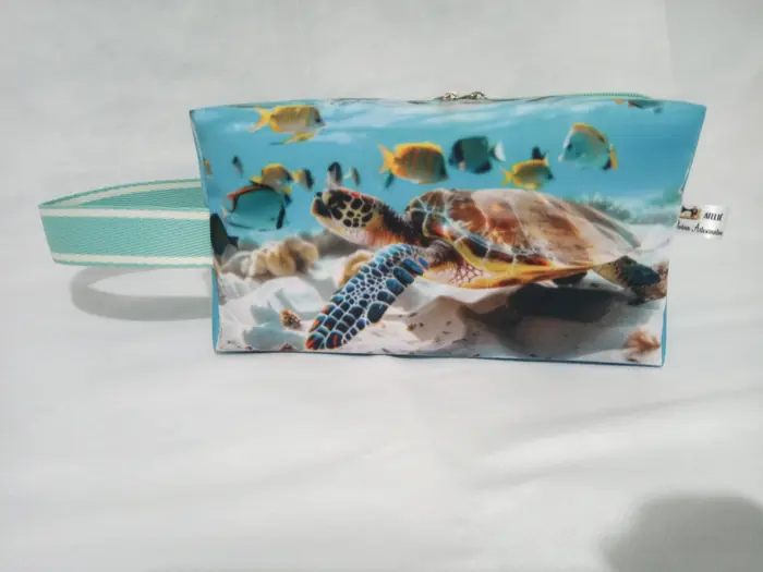 Necessaire tartarugas — peça artesanal do Ateliê Vívian Artesanatos