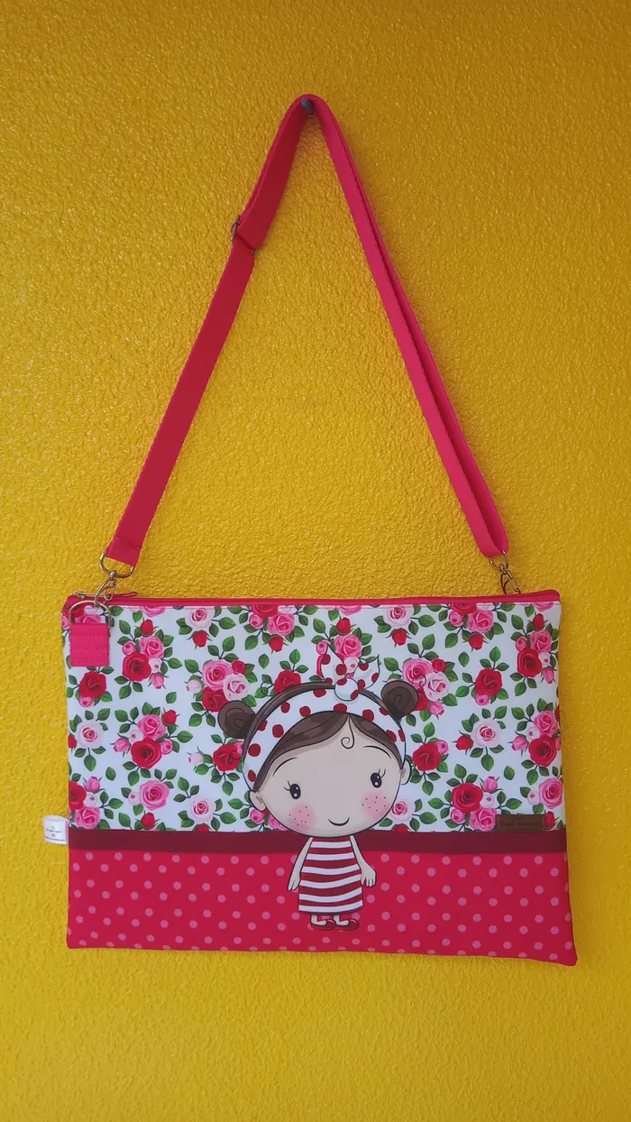 Pasta porta-notebook floral — peça artesanal do Ateliê Vívian Artesanatos