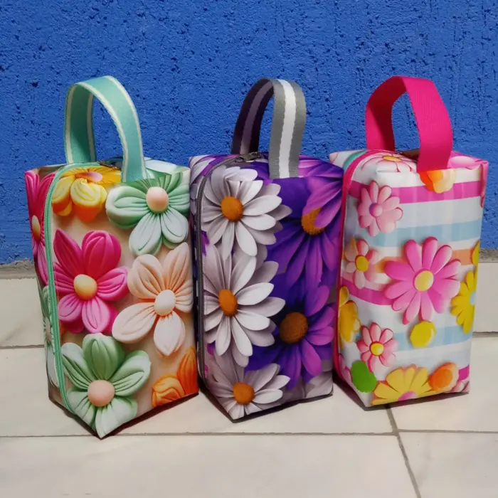 Porta-garrafa térmico floral — peça artesanal do Ateliê Vívian Artesanatos