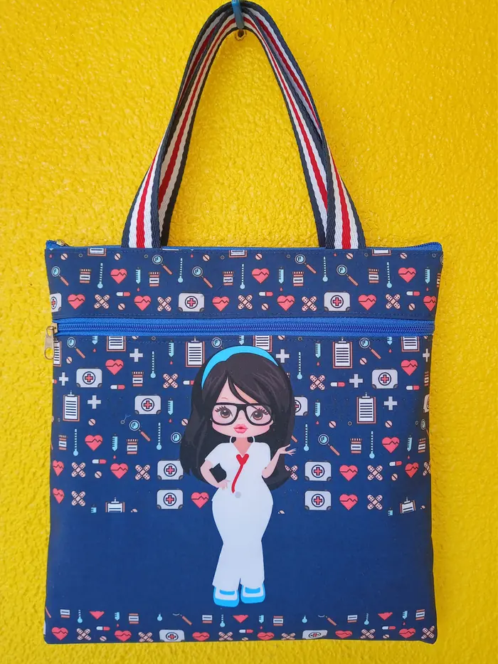 Sacola personalizada enfermagem — peça artesanal do Ateliê Vívian Artesanatos