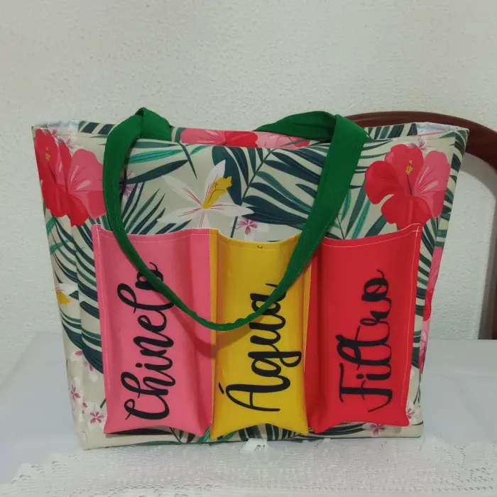 Sacola de praia com nomes — peça artesanal do Ateliê Vívian Artesanatos